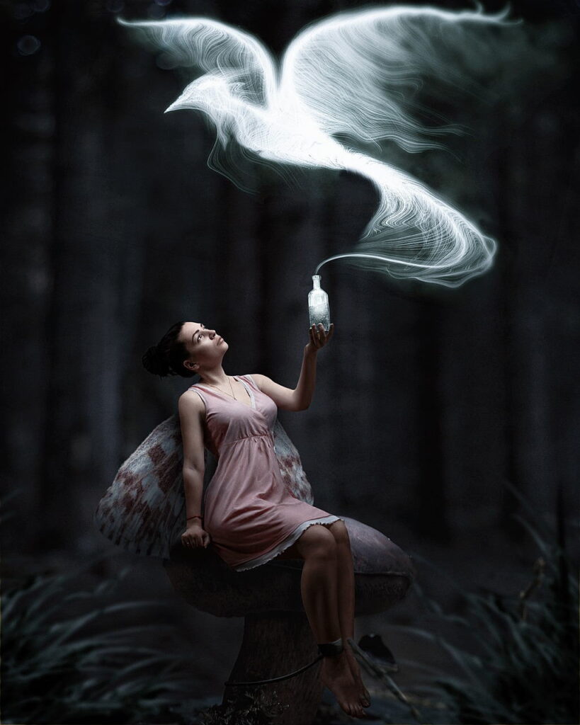 暗い森の中で女性がビンから煙の鳥を出している