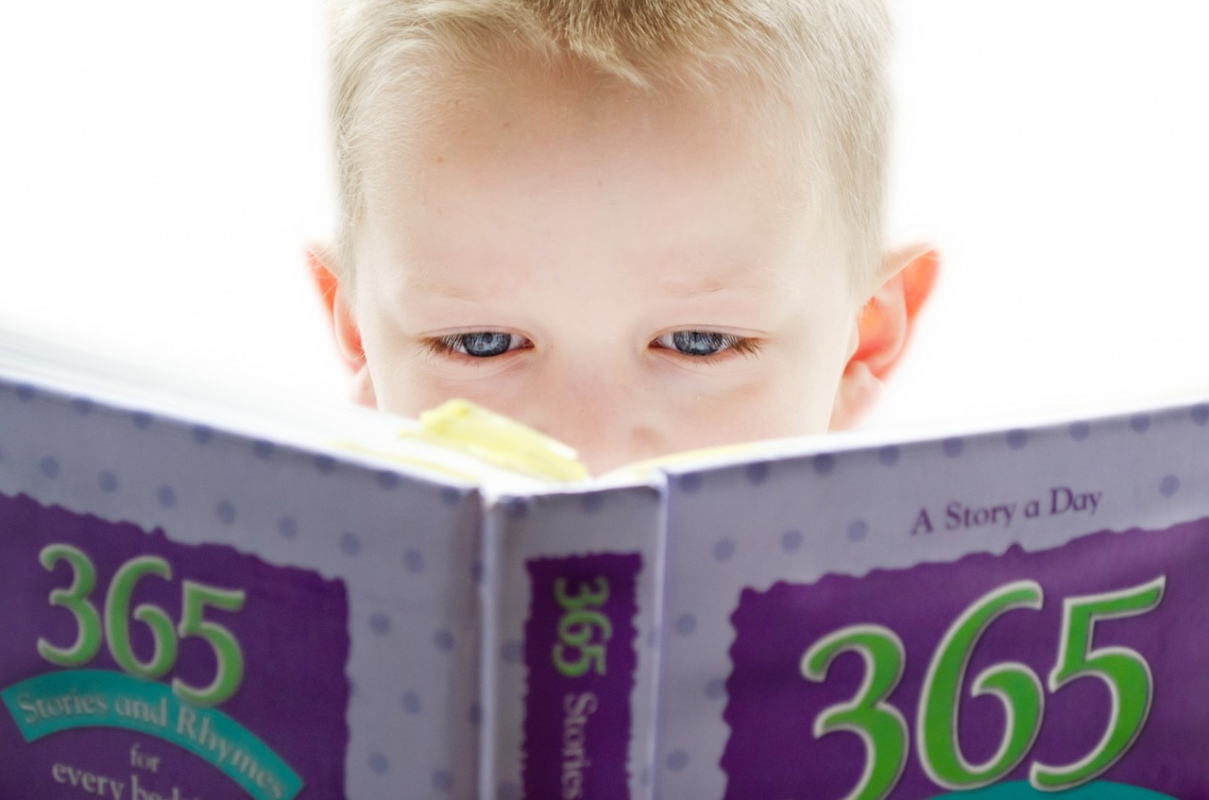 男の子が365日の本を見ている