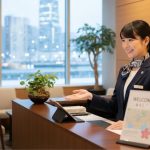 ホテルスタッフ女性フロント
