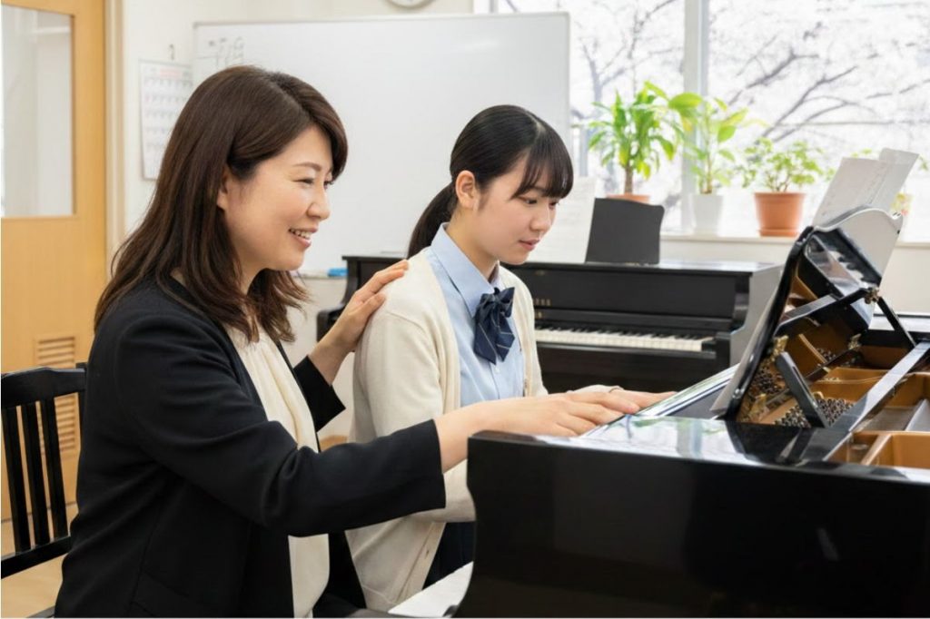 保育専門学校先生と学生ピアノレッスン