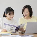 進路を検討している母と娘